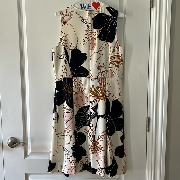 Beautiful Ann Taylor petite dress. Worn once, like new condition. - Picture 3 of 9